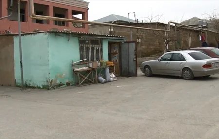 Bakıda mağazadan oğurluq edən şəxs kameraya düşüb - FOTO