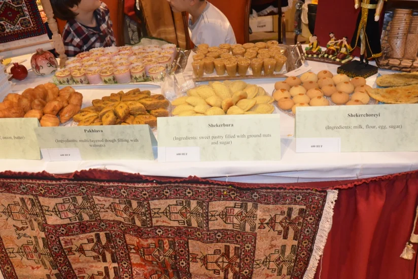 Azərbaycan səfirliyi Budapeştdə təşkil olunan xeyriyyə yarmarkasında iştirak edib