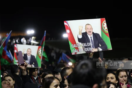 Bakıda Heydər Əliyev Mərkəzinin qarşısında xalq seçkinin ilkin nəticələrini izdihamla qeyd edir
