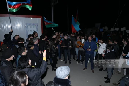 Xankəndi-Laçın yolunda aksiya iştirakçıları vətənpərvərlik ruhunda mahnılar ifa edirlər