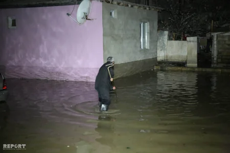 Bakıda borunun partlaması nəticəsində 30-a yaxın ev su altında qalıb, sakinlər təxliyyə ediliblər - VİDEO - YENİLƏNİB