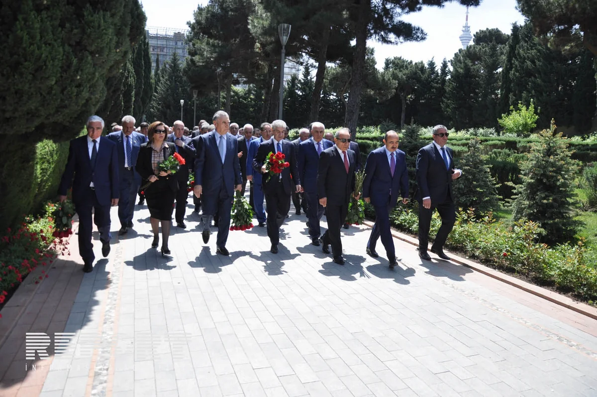 ​YAP rəhbərliyi ümummilli lider Heydər Əliyevin məzarını ziyarət edib