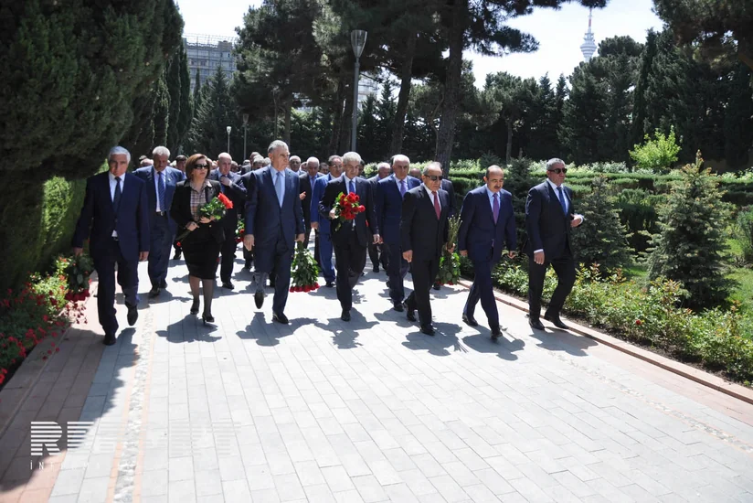 ​YAP rəhbərliyi ümummilli lider Heydər Əliyevin məzarını ziyarət edib