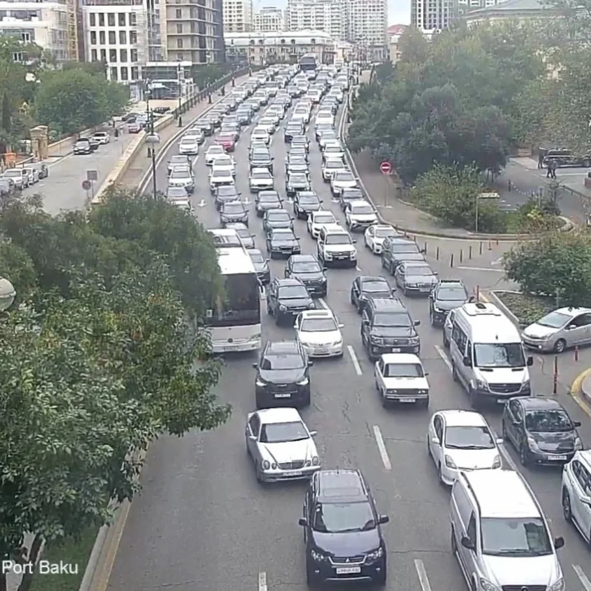 Bakının bir çox yollarında nəqliyyatın sıxlığı müşahidə edilir