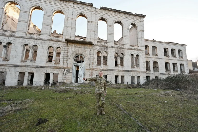 İlham Əliyev: Bütün şəhid ailələrinə dövlət tərəfindən mənzillər, evlər veriləcək