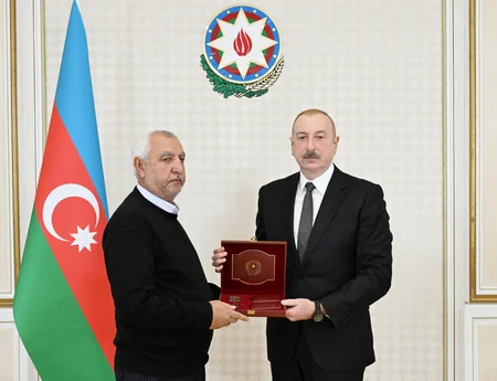 İlham Əliyev təyyarə qəzasında həlak olan ekipaj heyətinin ailə üzvləri və sağ qalan bələdçilərlə görüşüb - YENİLƏNİB