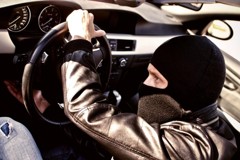 ​Gömrük Komitəsinin üç avtomobilindən oğurluq edilib