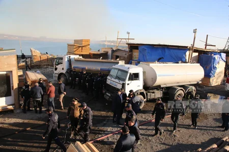Bakıda inşaat materialları bazarındakı yanğının açıq alov mənbələri söndürülüb - YENİLƏNİB-7