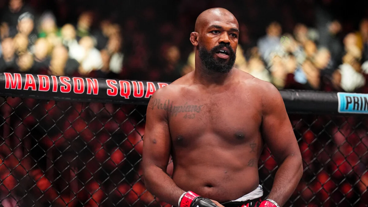 Джон Джонс защитил титул UFC в тяжелом весе