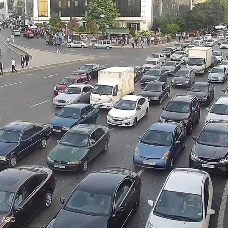 Bakının bir sıra yollarında tıxac yaranıb - SİYAHI