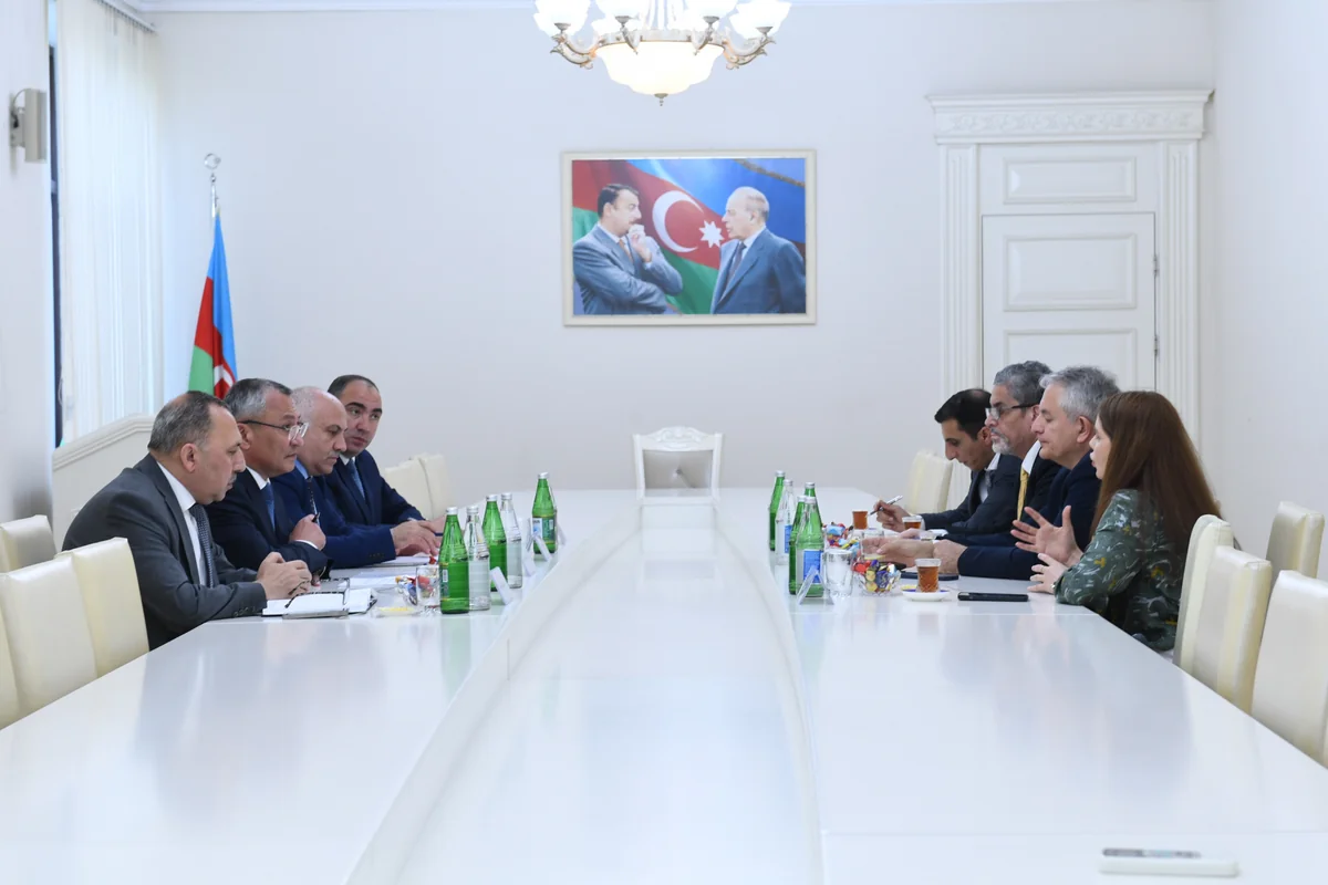 Qaçqınkom sədri BMT ilə işləyən jurnalistlərlə görüşüb