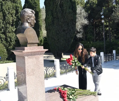 Azərbaycan Prezidenti Ümummilli Lider Heydər Əliyevin məzarını ziyarət edib