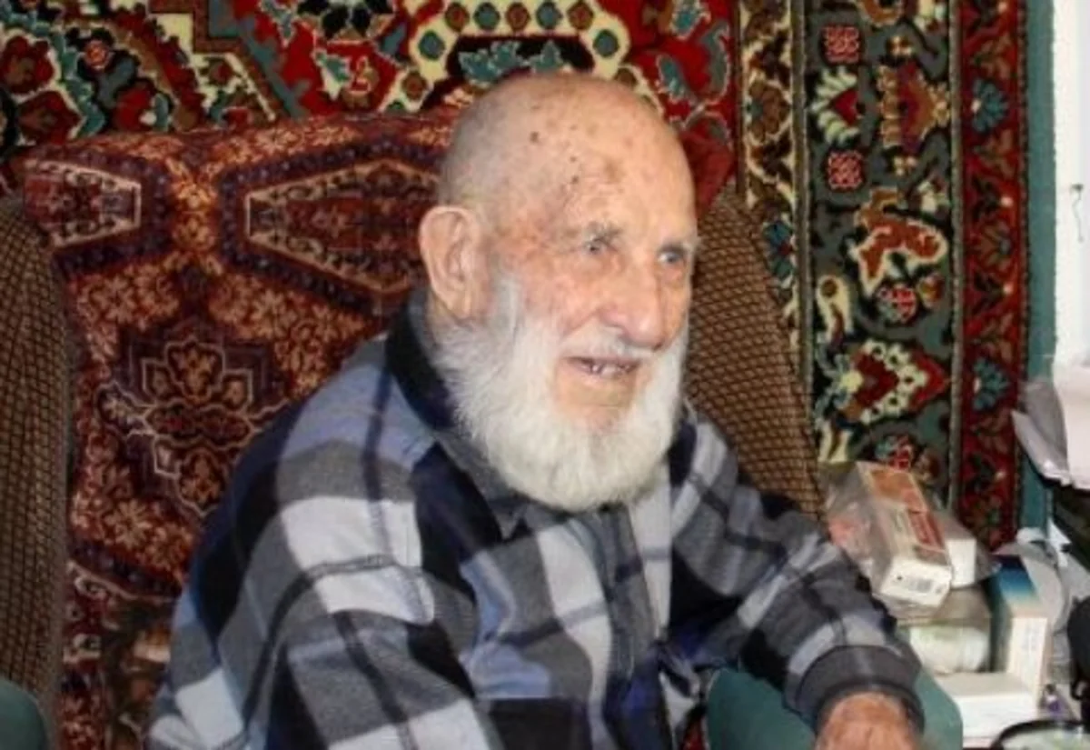 ​102 yaşlı azarkeş komandasının oyununu izləmək üçün 30 saat yol gedib