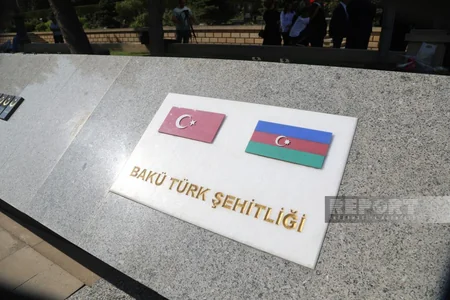​Zəfər Günü münasibəti ilə Bakıda Şəhidlər xiyabanı və Türk şəhidliyi ziyarət olunub