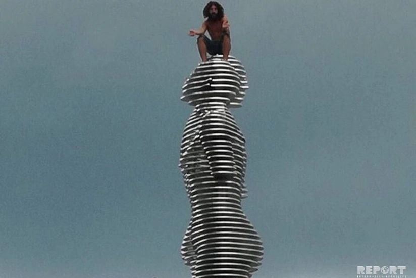 Man in Batumi climbs up Ali and Nino monument - PHOTO - VIDEO