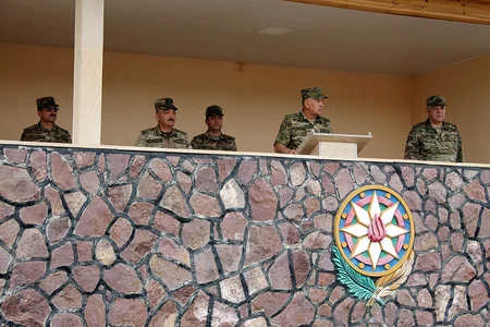 Baş Qərargah rəisi Quru Qoşunlarında olub, xidməti müşavirə keçirib