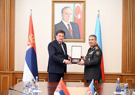 Zakir Həsənov Serbiyalı həmkarını Azərbaycanda keçiriləcək beynəlxalq müdafiə sərgisinə dəvət edib