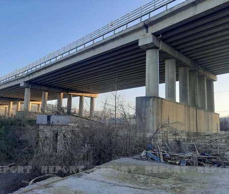 Şabranda avtomobil körpüdən aşıb, ər-arvad ağır xəsarət alıb