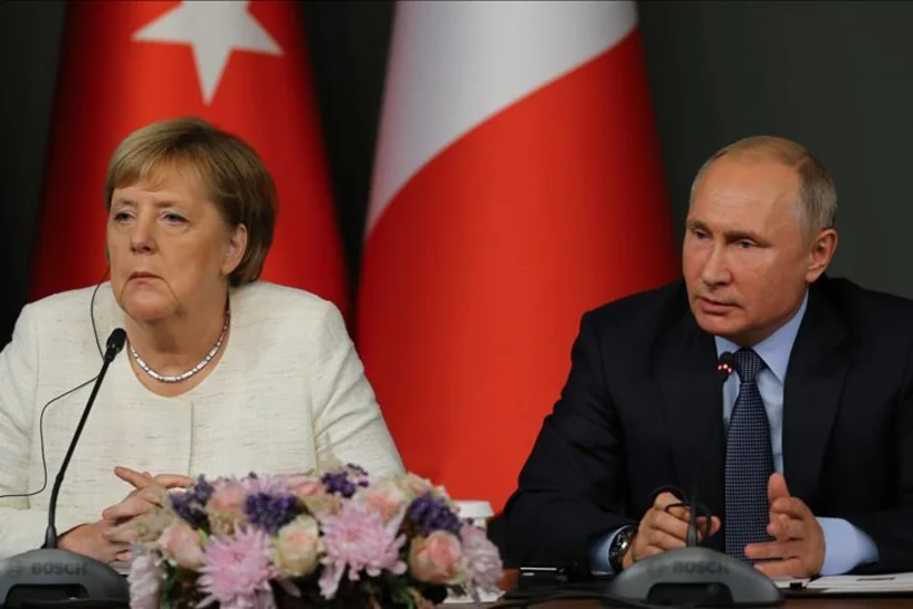 Putinlə Merkel arasında telefon danışığı olub