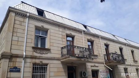В Гяндже горит жилое здание, двое сотрудников МЧС тяжело пострадали - ОБНОВЛЕНО