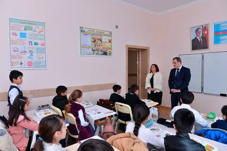 Ceyhun Bayramov məktəb direktoruna tapşırıq verdi