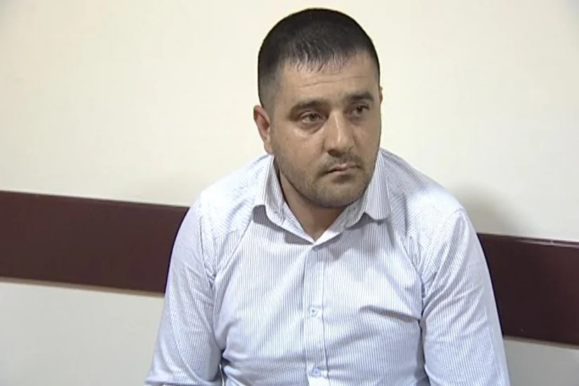 Özünü hüquq-mühafizə orqanının əməkdaşı kimi təqdim edərək vətəndaşı aldadan şəxsin məhkəməsi başlayıb