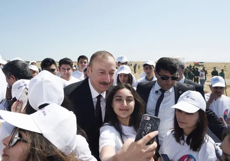 Президент Ильхам Алиев принял участие в акции по посадке деревьев, посвященной дню рождения великого лидера Гейдара Алиева
