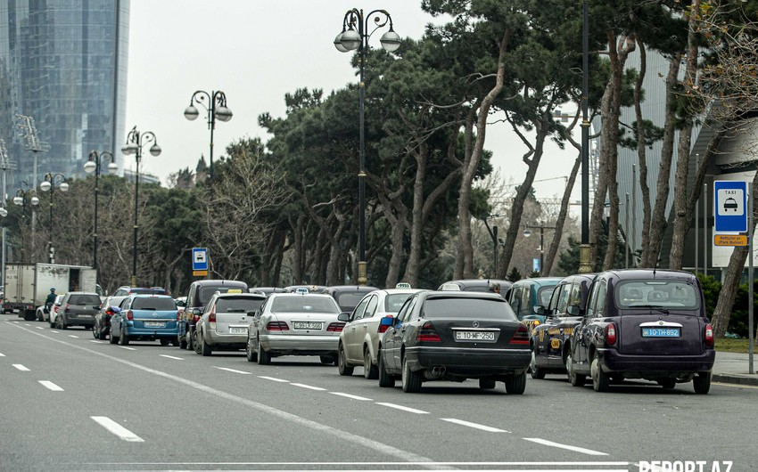 “Manatlıq taksi”lərin zəbt etdiyi avtobus dayanacaqları