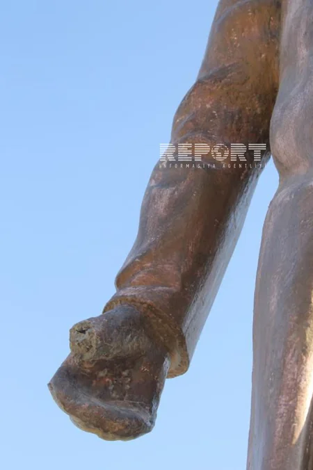 Nizami Gəncəvinin Dərbənddəki heykəli və adına olan park dağılıb - VİDEO