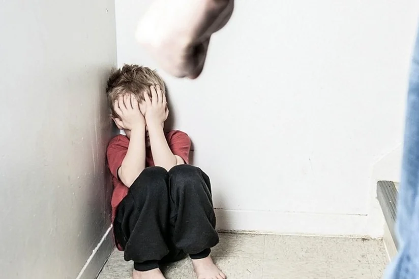 В Баку мужчина со своей женой подвергли пыткам детей сводной сестры 