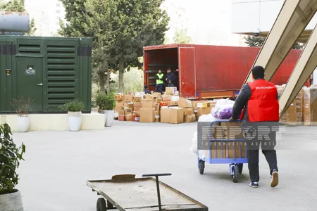 Zəlzələdən sonra Bakıdan Türkiyəyə 127 TIR humanitar yardım göndərilib