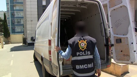 Saxta spirtli içkilər hazırlayan ata və oğuldan ibarət dəstə üzvləri tutulub - VİDEO