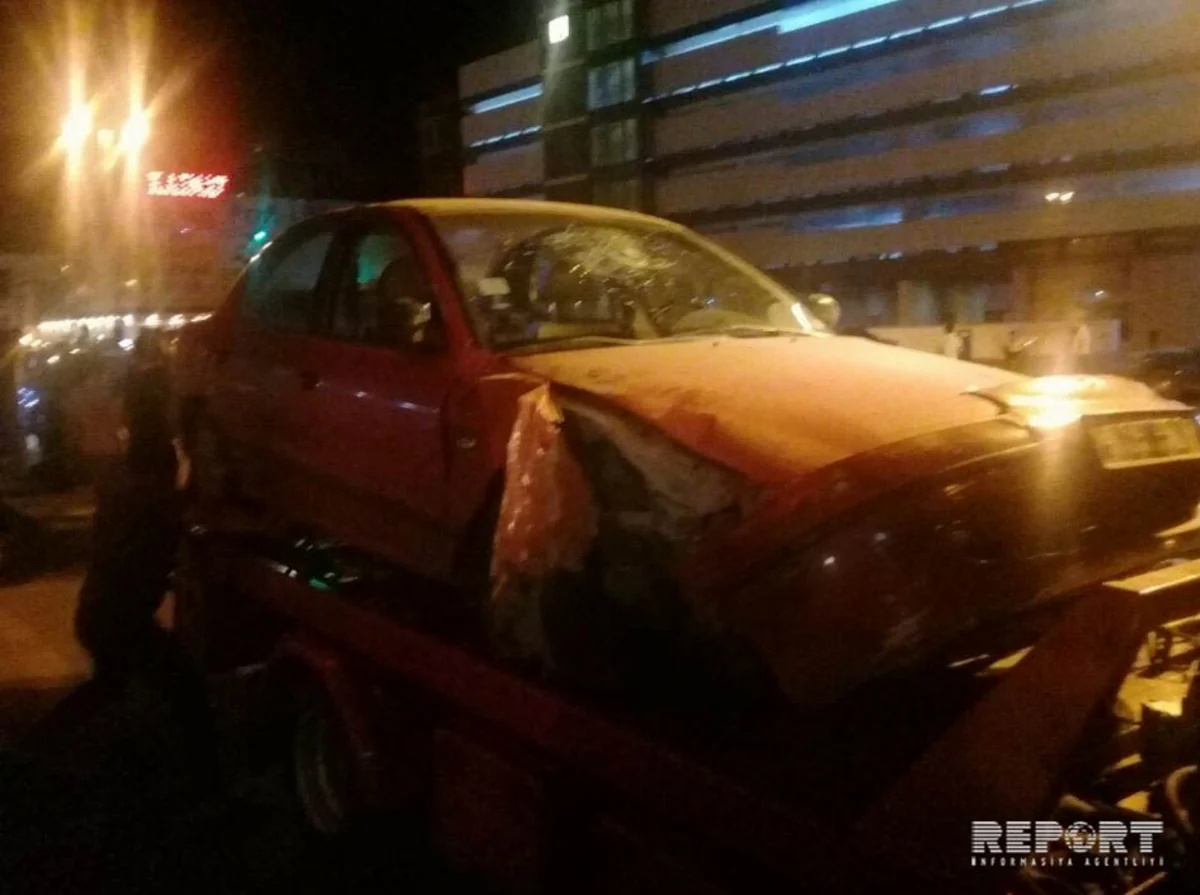Bakıda sürücü iki yolun kəsişməsində qəza törədib, yaralanan var - FOTO