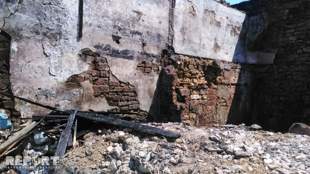 “Sovetski”də söküntü aparılan ərazidə yanğın baş verib - FOTO