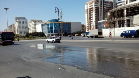 Bakının Məhəmməd Hadi küçəsində su borusu yenidən partlayıb