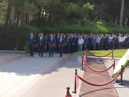 Gənclər və İdman Nazirliyinin əməkdaşları Fəxri Xiyabanı ziyarət edib