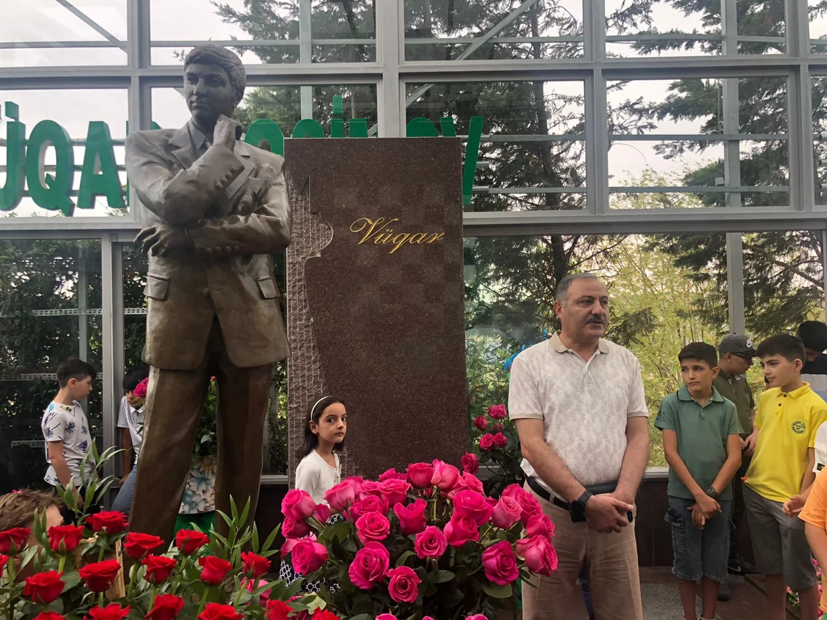 Vüqar Həşimovun məzarı ziyarət olunub