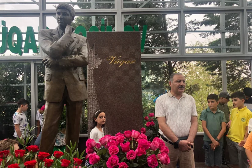 Vüqar Həşimovun məzarı ziyarət olunub