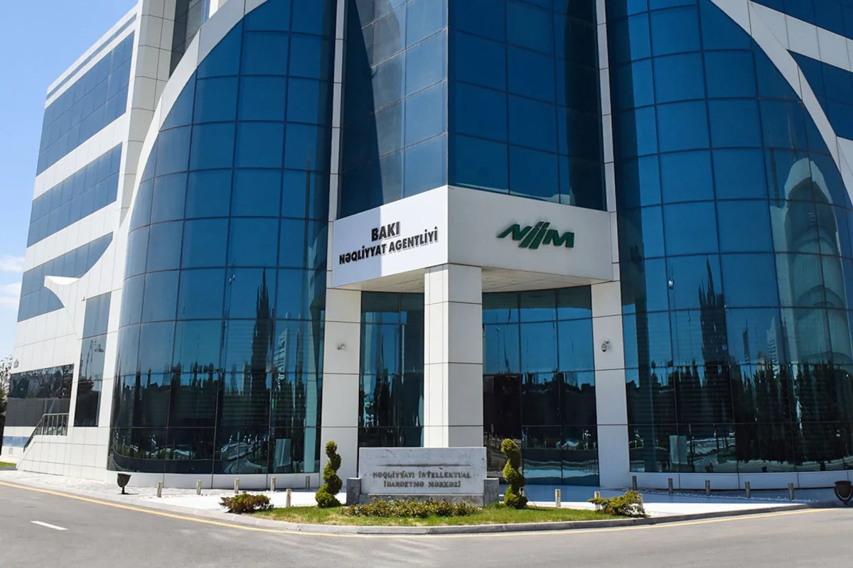 NİİM: Məktəb və universitetlərin qarşısında maşın saxlayanlar cərimələnəcək