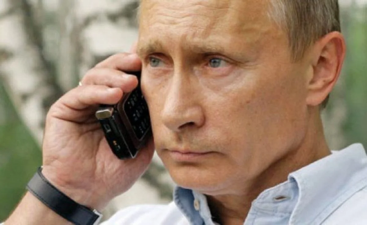 Vladimir Putin mobil telefon istifadə etmədiyini açıqlayıb