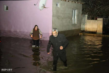 Bakıda borunun partlaması nəticəsində 30-a yaxın ev su altında qalıb, sakinlər təxliyyə ediliblər - VİDEO - YENİLƏNİB