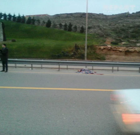 Bakıda maşının vurduğu piyadanın əli və ayağı qoparaq yol kənarına düşüb - FOTO