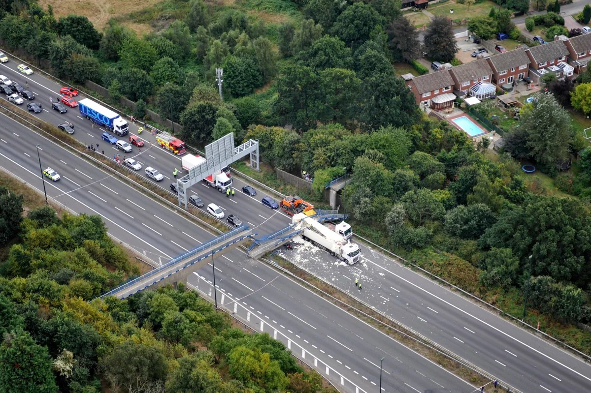 Britaniyada yolüstü piyada keçidi avtomobillərin üzərinə uçub - FOTO