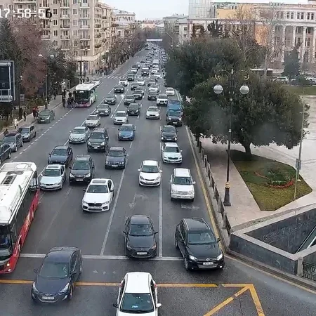Bakının bir sıra yollarında nəqliyyatın sıxlığı müşahidə olunur