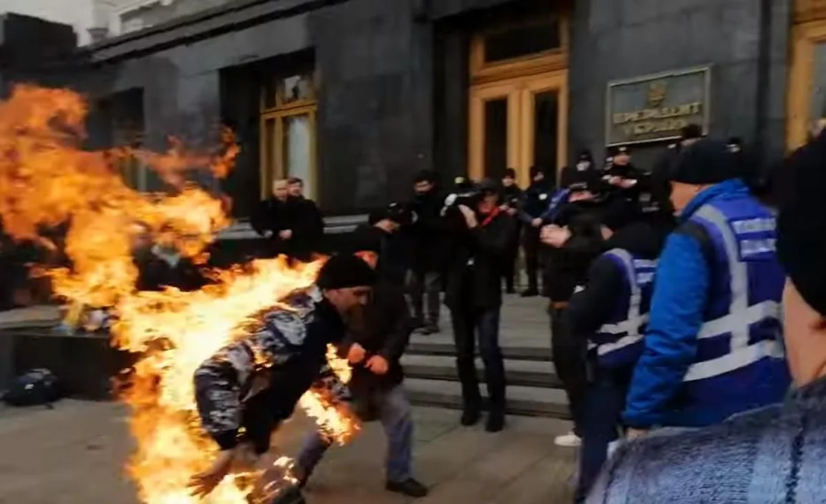 Ukrayna Prezidenti Administrasiyasının qarşısında özünü yandırdı - VİDEO