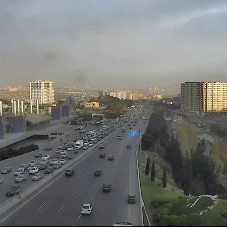 Bakının bu küçə və prospektlərində nəqliyyatın sıxlığı müşahidə olunur