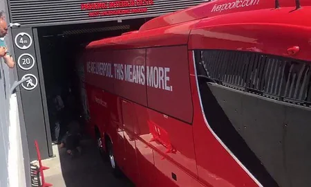 Автобус Ливерпуля застрял в тоннеле на стадионе, где состоится финал Лиги чемпионов