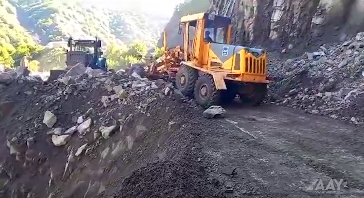 İsmayıllı-Lahıc-Burovdal yolu qaya parçalarından təmizlənib, hərəkət bərpa olunub