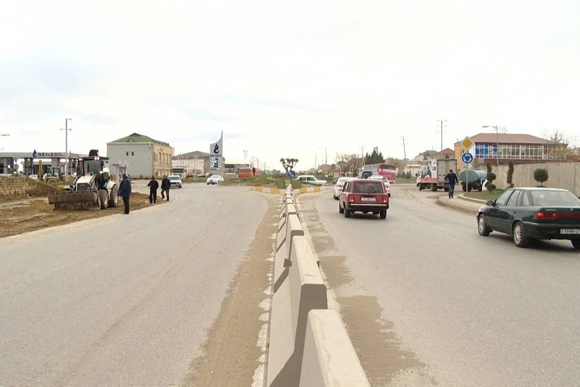 Hökməli dairəsi-Müşviqabad qəsəbəsi yolu boyunca piyada səkiləri tikilir