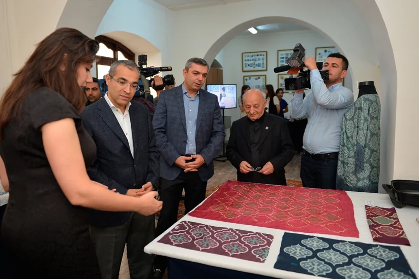 İçərişəhər Ənənəvi İncəsənət Mərkəzinin 3 illik fəaliyyətinin yekunlarına həsr olunan sərginin açılışı olub